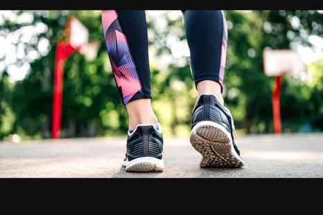 Caminar hacia atrás tiene sorprendentes beneficios para la salud Foto: Shutterstock