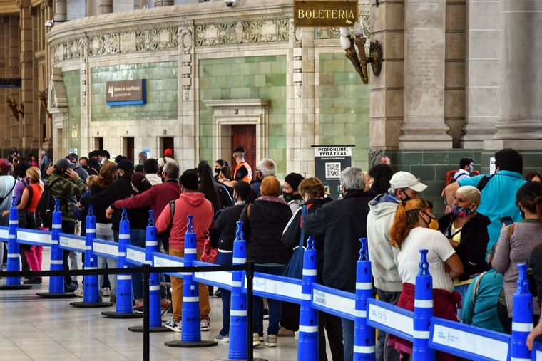 La gente se volcó a la compra de pasajes de tren para para las vacaciones de verano