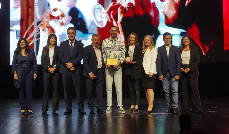 La gente de Quimera Bistró, recibiendo el premio. La gente de Quimera Bistró, recibiendo el premio.