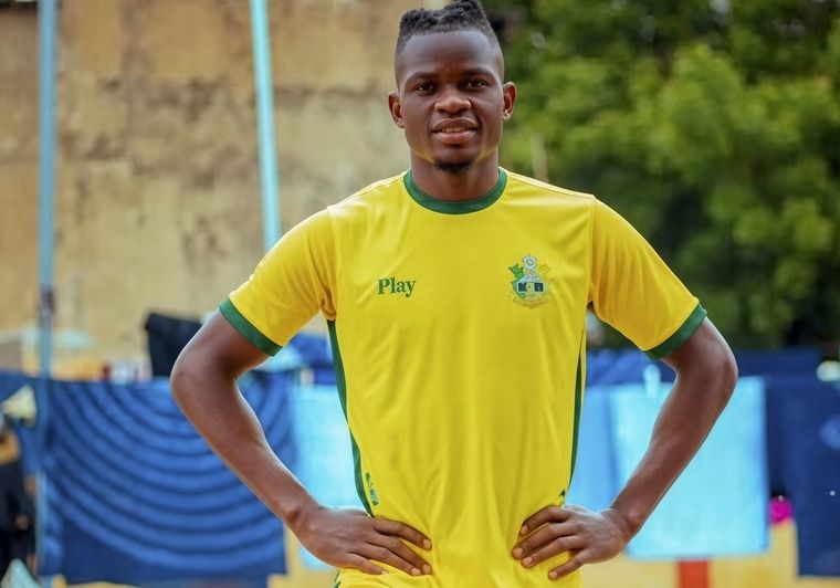 El futbolista de Katsina United murió luego de desplomarse durante un encuentro amistoso.