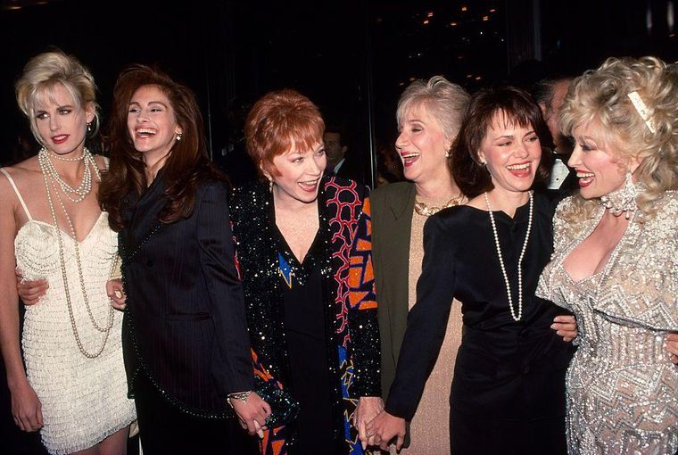 En Steel Magnolias actuaron Daryl Hannah, Julia Roberts, Shirley MacLaine, Olympia Dukakis, Sally Field y Parton.