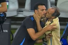 El beso viral de Marito con el DT. Foto: Captura