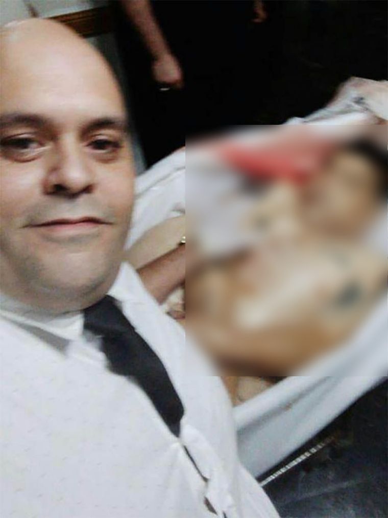 Mientras preparaba a Diego para los últimos ritos, el sujeto se sacó varias selfies