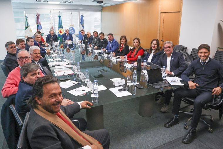 Los gobernadores volviron a reunirse en el Consejo Federal de Inversiones para escuchar la propuesta del Gobierno frente a sus reclamos por la caída de la coparticipación.