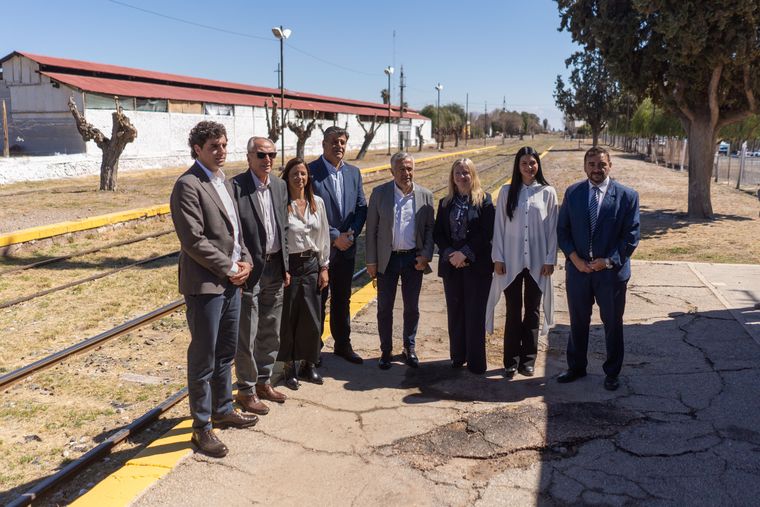 Tren de cercanías desde Junín a Maipú. El gobernador Alfredo Cornejo y la vicegobernadora, Hebe Casado; junto a funcionarios (Marité Baduí y Natalio Mema) e intendentes. Tren de cercanías desde Junín a Maipú. El gobernador Alfredo Cornejo y la vicegobernadora, Hebe Casado; junto a funcionarios (Marité Baduí y Natalio Mema) e intendentes.