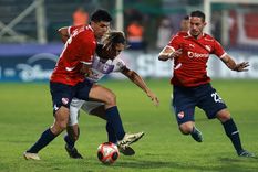 Sebastián Valdez, el único refuerzo del Rojo que fue titular, intenta frenar a Spinelli mientras Iván Marcone llega para ayudar. Foto: FotoBaires