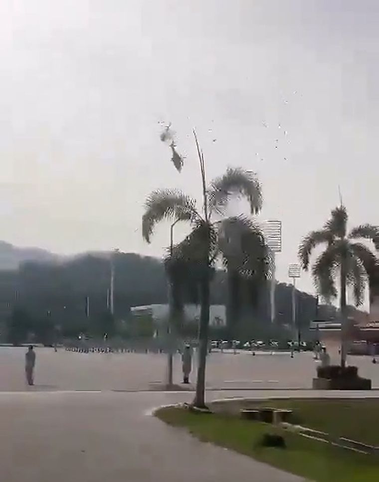 El accidente se registró durante un ensayo militar en Malasia Foto: Captura de video