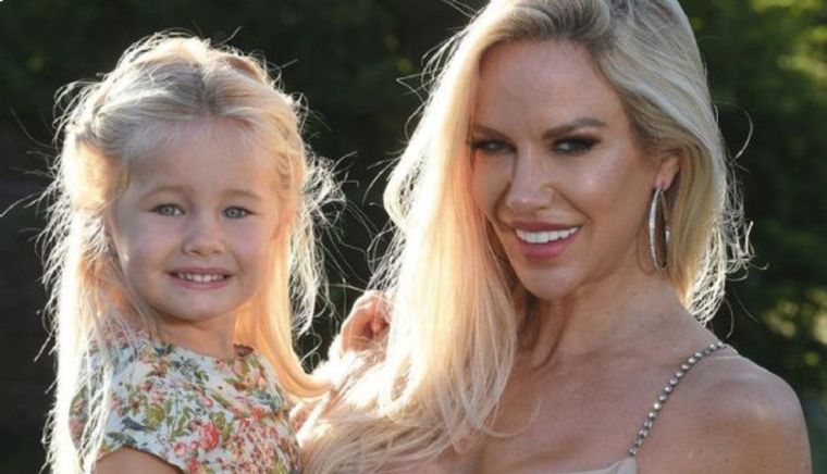 Luciana Salazar junto a su hija Matilda.