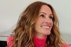 julia roberts da una nueva leccion de estilo con blazer y falda
