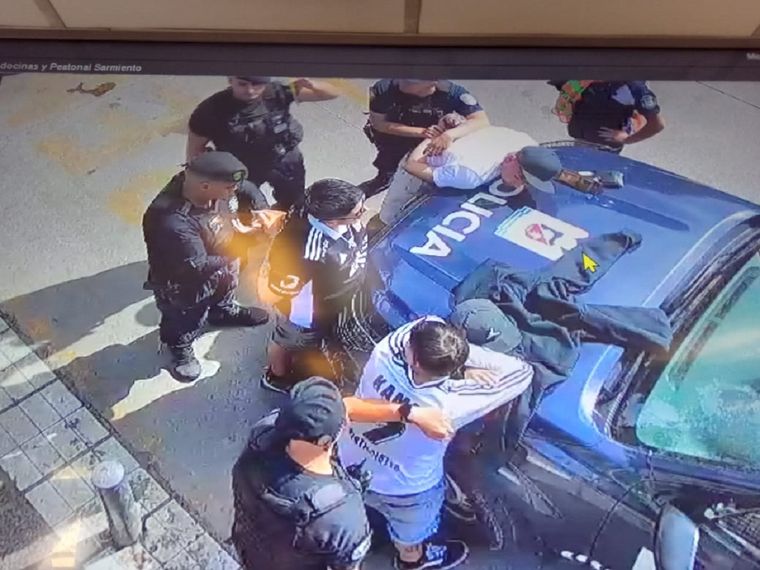 La detención de algunos de los barras del Colo Colo Foto: Ministerio de Seguridad de Mendoza