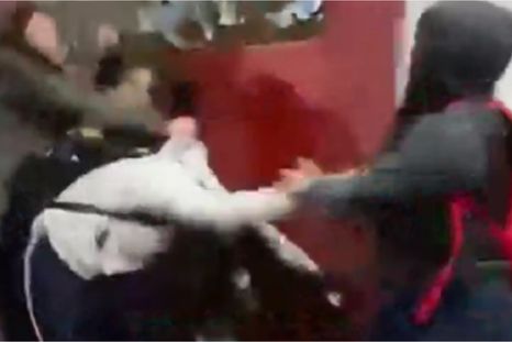El ataque de las alumnas quedó grabado en video. El ataque de las alumnas quedó grabado en video.