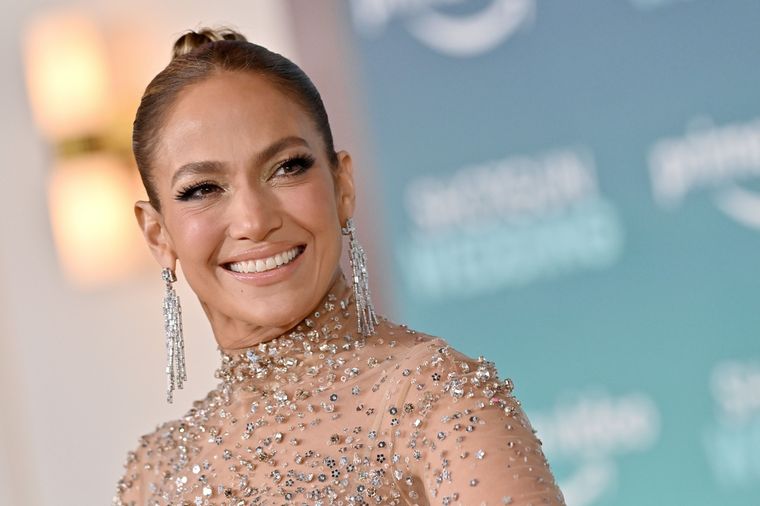 Jennifer Lopez fue criticada en redes por su nuevo emprendimiento de bebidas alcohólicas.