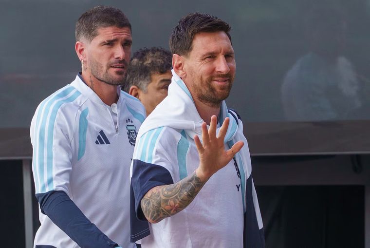 Lionel Messi, con Rodrigo De Paul detrás, saluda durante un entrenamiento de Argentina en Elche, España, durante la última fecha FIFA de noviembre.