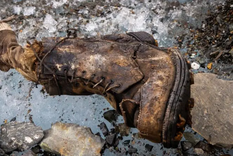 Un equipo dirigido por Jimmy Chin descubrió una media bordada con el nombre A.C. Irvine, junto con una bota, en el glaciar central de Rongbuk, debajo de la cara norte del monte Everest. Foto: Jimmy Chin