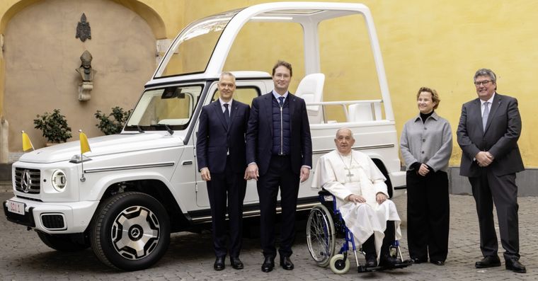 El nuevo “Papamóvil” de Mercedes que recibió el Papa Francisco Foto: Mercedes