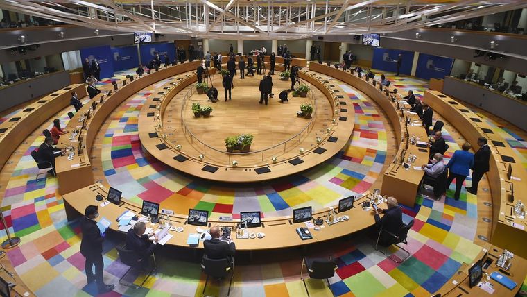 Preparaciones para una mesa redonda en una cumbre de la UE en Bruselas, 18 de julio de 2020. Foto: AP