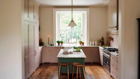 La isla de cocina es una tentación para enfocarse en lo estético, pero un buen desayunador logra aportar comodidad y funcionalidad a una cocina. Foto: deVOL Kitchen