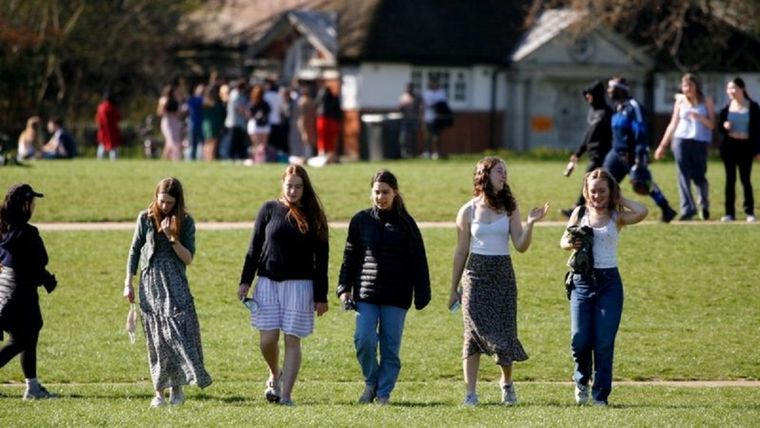 Reino Unido ofrecerá otra vacuna a los menores de 30 dado que el balance entre riesgo y beneficio es más estrecho que en otros grupos de edad. Foto: PA MEDIA