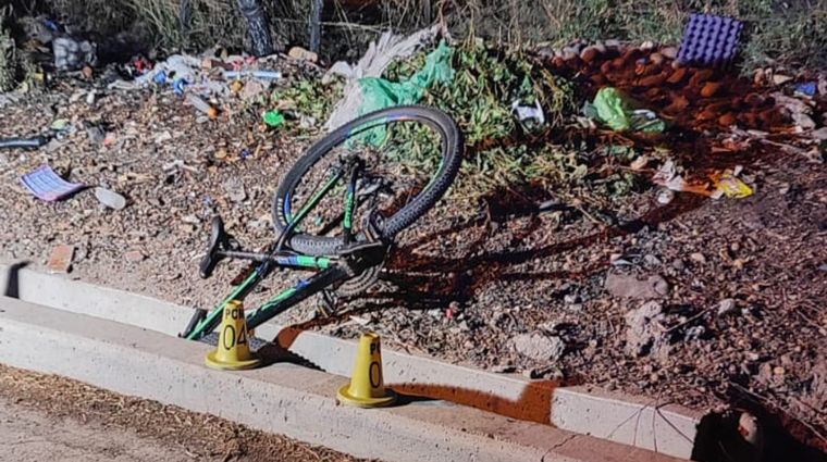 El joven ciclista murió a raíz del fuerte golpe que recibió al caer en una acequia.