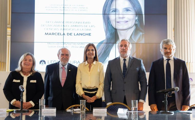 Susana Medina, Ricardo Gil Lavedra, Marcela De Langhe, Julio Conté Grand y Leandro Vergara. Susana Medina, Ricardo Gil Lavedra, Marcela De Langhe, Julio Conté Grand y Leandro Vergara.