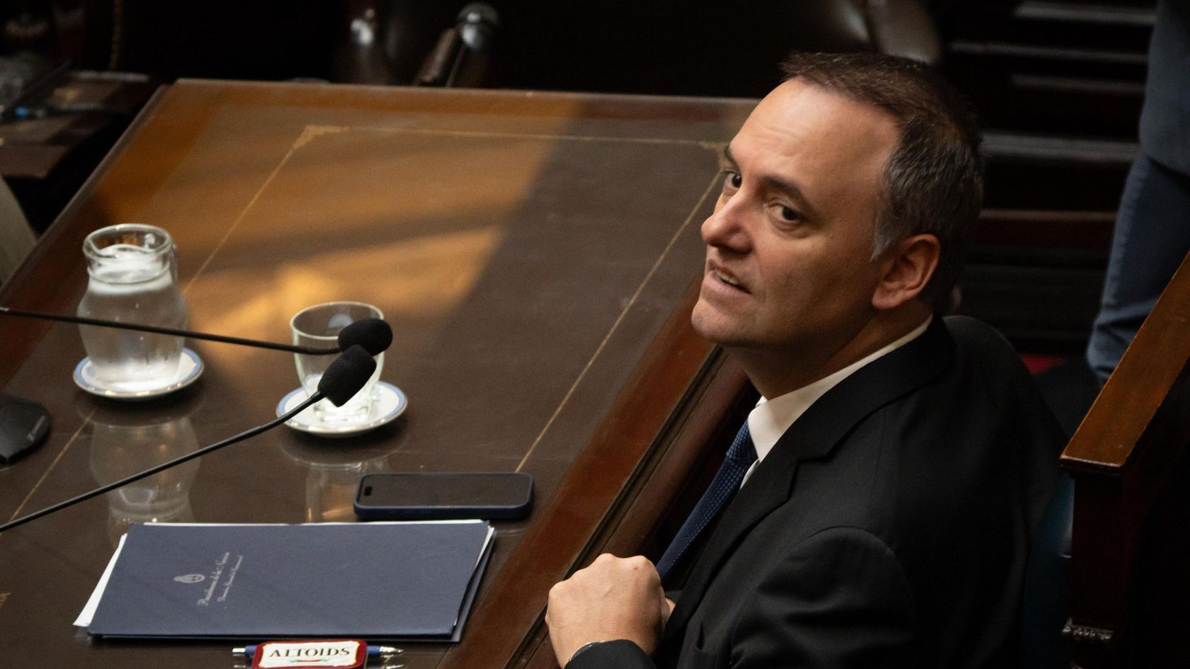 Manuel Adorni llegó al Congreso jaqueado por una investigación judicial en su contra por presunto enriquecimiento ilícito.