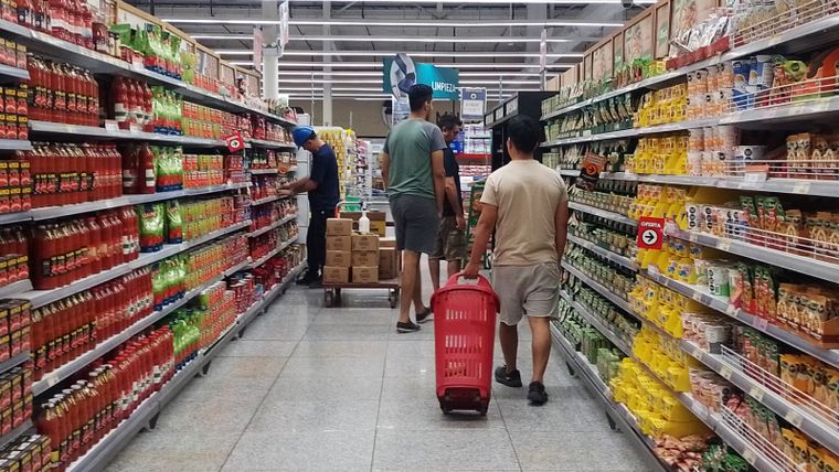 Inflación Con los precios imparables, caminar y buscar ofertas es la mejor opción para evitar gastar de más. Foto: Rodrigo DAngelo / MDZ