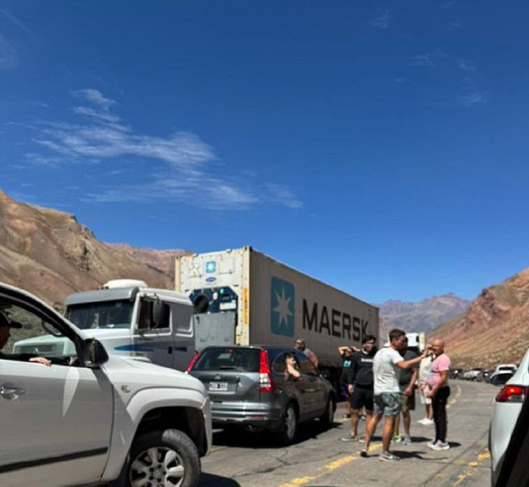 Hubo una brutal pelea en Horcones por los lugares en la fila de la Aduana. Foto: Gentileza