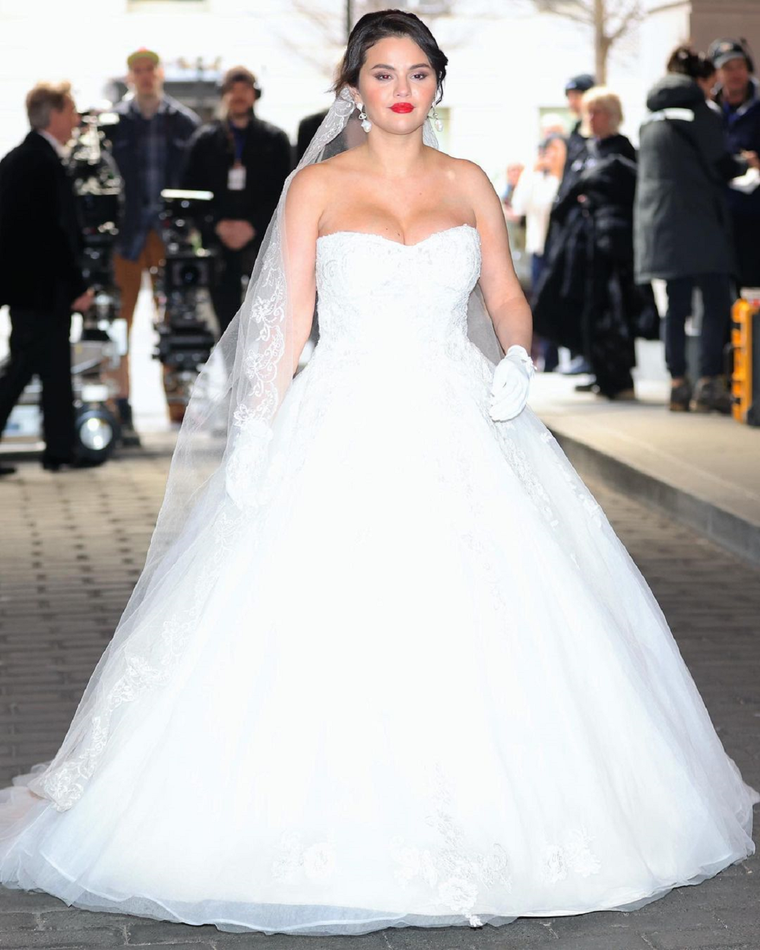 ¿Suenan campanas de boda? Selena Gomez caminó por las calles con un vestido de novia Selena Gomez Foto: Splash, Backgrid