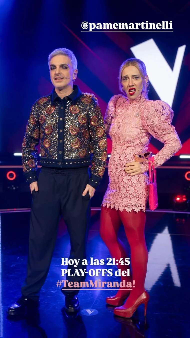 Encaje rosa, medias rojas y una cartera inesperada. Encaje rosa, medias rojas y una cartera inesperada.