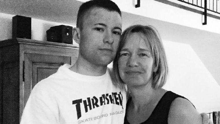 La madre de Dylan Stallan dice que no se les advirtió sobre los posibles efectos secundarios del antidepresivo recetado al adolescente.