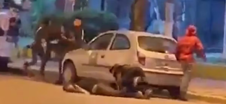 Joven recibe una brutal patada en la cabeza Foto: Via Szeta