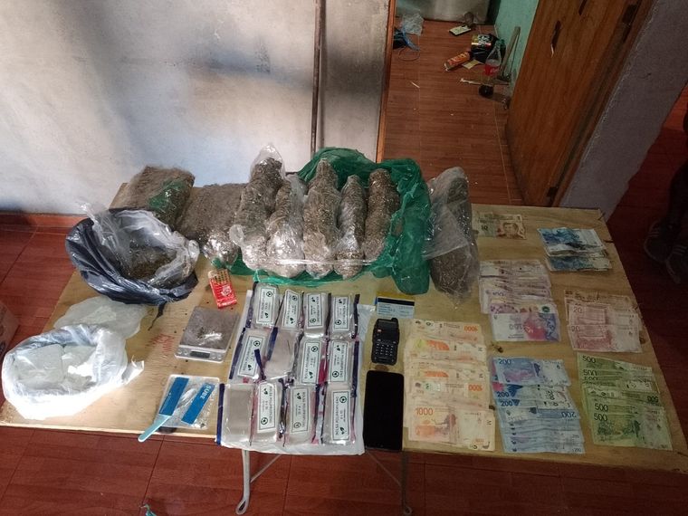 Las drogas y todo lo encontrado. Foto: Ministerio de Seguridad
