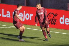 Sand festeja uno de sus goles en la Fortaleza Foto: Télam Sand festeja uno de sus goles en la Fortaleza Foto: Télam