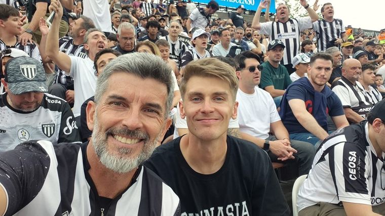 Ulpiano Suárez, intendente de la Ciudad de Mendoza, alentando al Lobo.