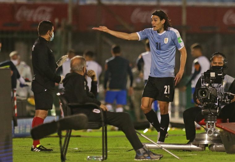 Cavani fue expulsado y no estará ante Argentina. Foto: EFE