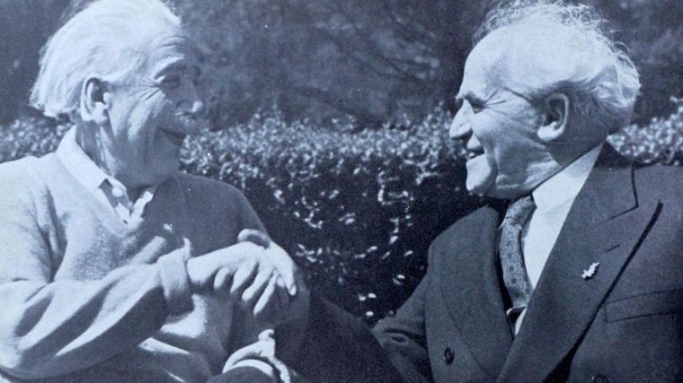 David Ben-Gurión (der) quería -pero también temía- que Albert Einstein (izq) fuera presidente de Israel.