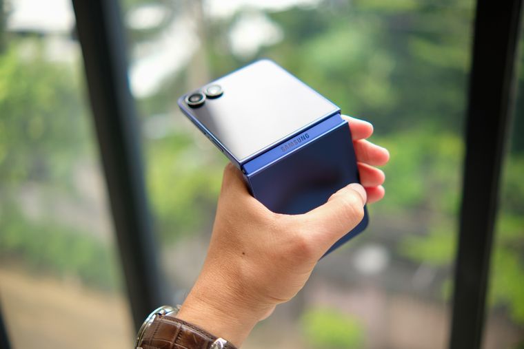 El innovador Samsung Galaxy Z Flip8 busca conquistar el mercado premium con su nueva pantalla completamente lisa.