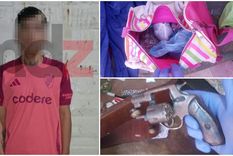 El joven de 18 años aprehendido, el bolso con drogas hallado y el revólver incautado. Foto: MDZ.