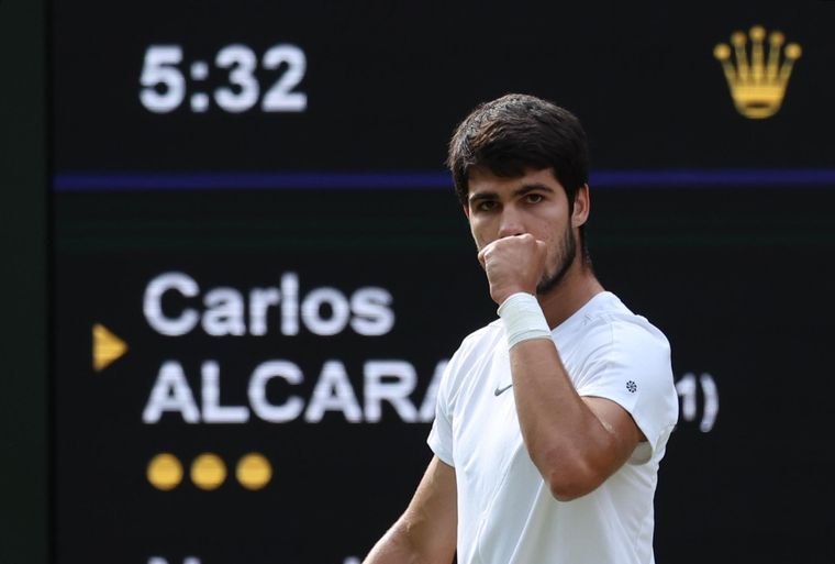 Carlos Alcaraz es el nuevo rey de Wimbledon Foto: EFE