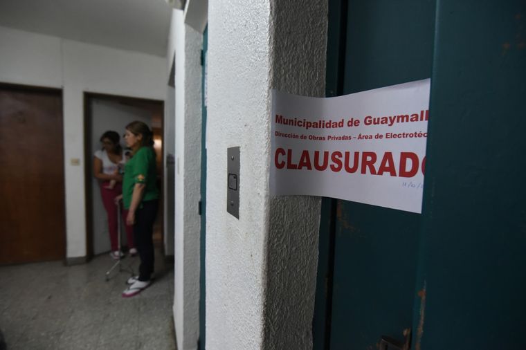 Vecinos y vecinas, exigen que al menos, habiliten un ascensor para las personas que lo necesitan.  Foto: Maximiliano Ríos/MDZ