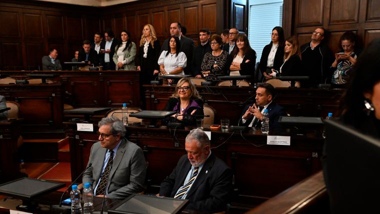 Los senadores Flavia Manoni y Marcos Quattrini, junto a Ariel Pringles, se aliarán con el PJ en la Cámara Alta. Los senadores Flavia Manoni y Marcos Quattrini, junto a Ariel Pringles, se aliarán con el PJ en la Cámara Alta.