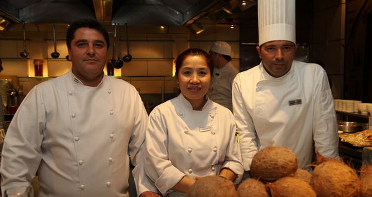 Trío de chefs. Alejandro Escudero y Juan Guizzo junto a la estrella del festival, Pharita Sandee. Foto: Poción para MDZ