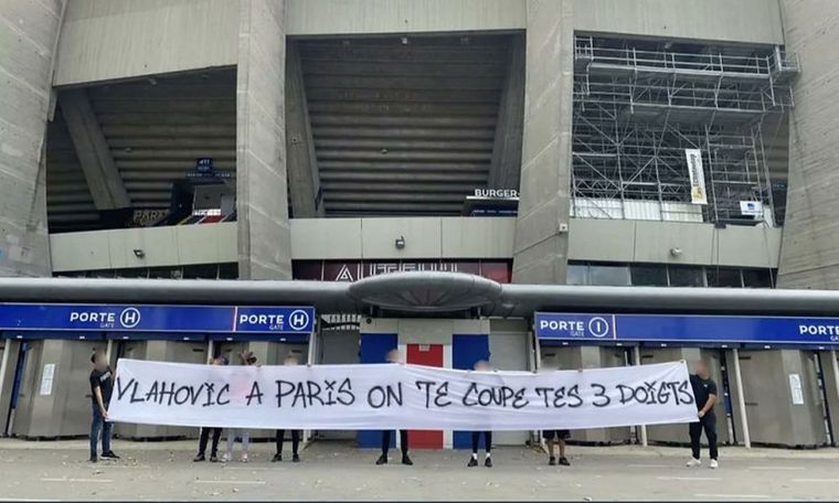 La bandera contra Vlahovic. Foto: Noticias Argentinas