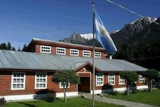 Entre alumnos y profesores, más de 40 personas fueron trasladadas a los hospitales de la ciudad de Epuyén. Entre alumnos y profesores, más de 40 personas fueron trasladadas a los hospitales de la ciudad de Epuyén.