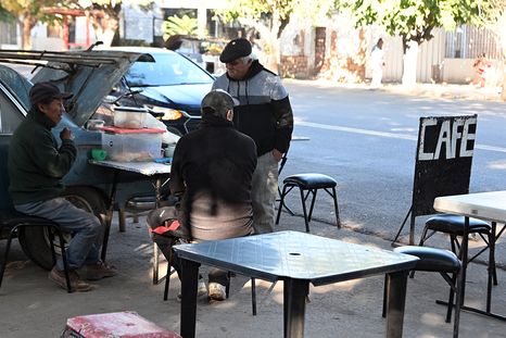 José Ángel Quintana abre el baúl de su auto y ofrece café con tortitas en un rincón olvidado que hoy tiene vida propia. José Ángel Quintana abre el baúl de su auto y ofrece café con tortitas en un rincón olvidado que hoy tiene vida propia.
