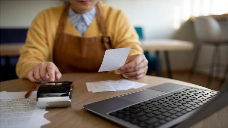 Ya se puede pedir la devolución de las percepciones que se hayan realizado por consumos en dólares durante 2023. Foto: Freepik