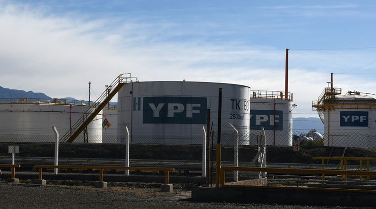 destileria ypf lujan tanques nafta (2).JPG