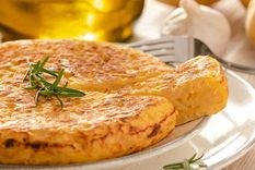 Admira este placer divino ¡una tortilla de patatas que te encantará!