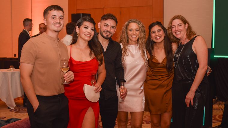 Guillermo, Evelyn, Franco, Sandra, Luz y Debora. Guillermo, Evelyn, Franco, Sandra, Luz y Debora.