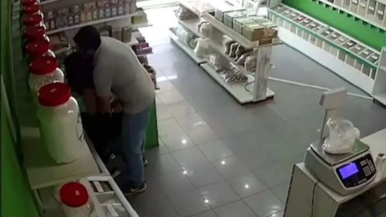 El hecho quedó registrado en las cámaras de seguridad